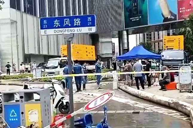 重庆明辉智能物流解决方案有限公司排涝突击队在排涝现场